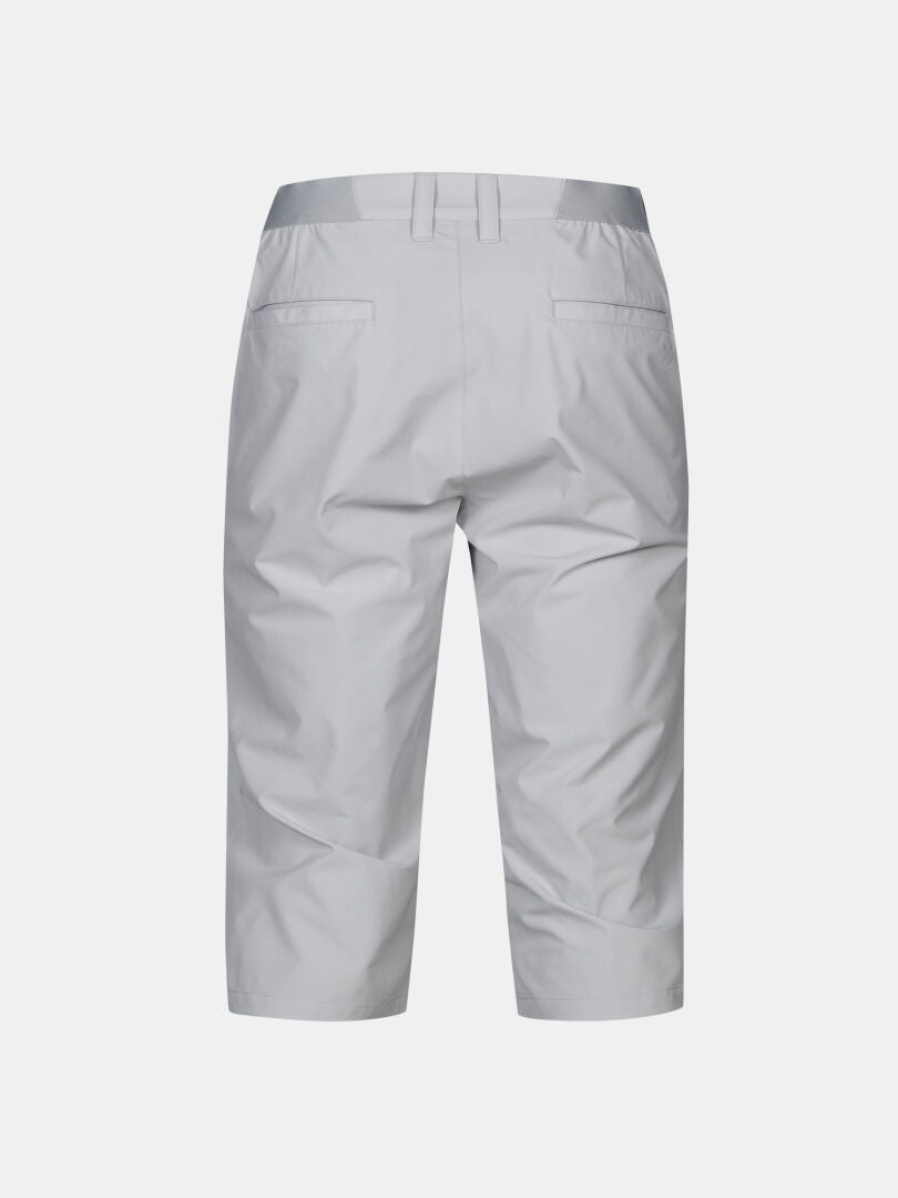 Rückenansicht der Halti Drive X-stretch Caprihose Herren in hellgrau, knielang, mit Gürtelschlaufen und zwei Gesäßtaschen.