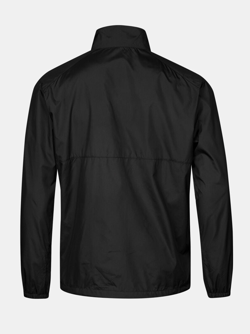 Rückenansicht der Halti Saime Windbreakerjacke Herren, ideal für Outdoor-Aktivitäten, vor grauem Hintergrund.