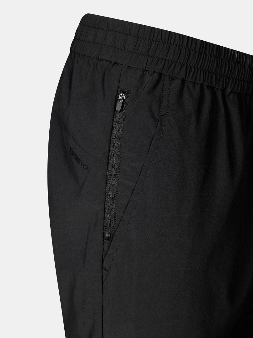 Nahaufnahme der Halti Grets Joggers Herren mit elastischem Bund, Seitentasche mit Reißverschluss und Quick Dry Stretch-Material.