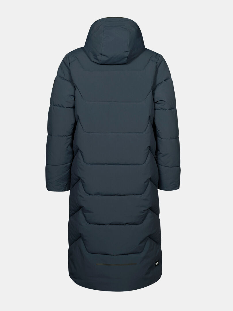 Die Halti Brahe Puffer Long Winterjacke Damen in Dunkelblau mit Kapuze aus recyceltem Polyester, Rückansicht, weißer Hintergrund.