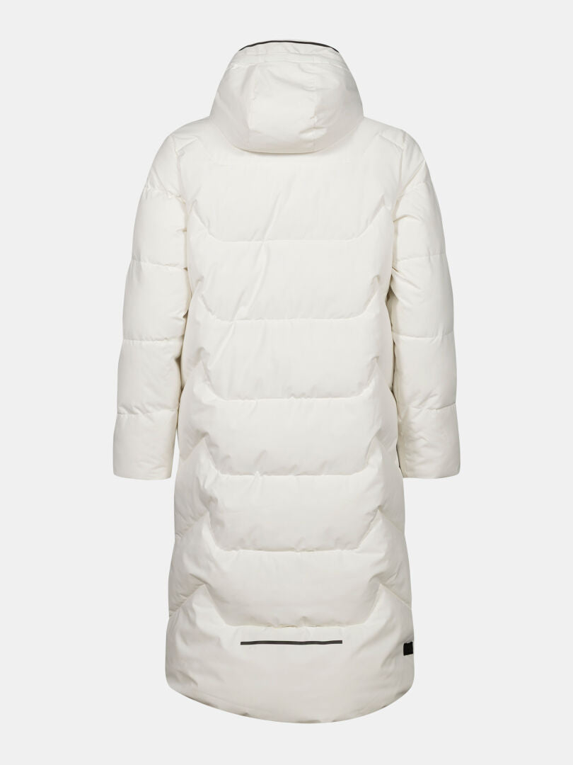 Halti Brahe Puffer Long Winterjacke Damen in Weiß aus recyceltem Polyester mit Kapuze und kleinem schwarzem Saum-Label.