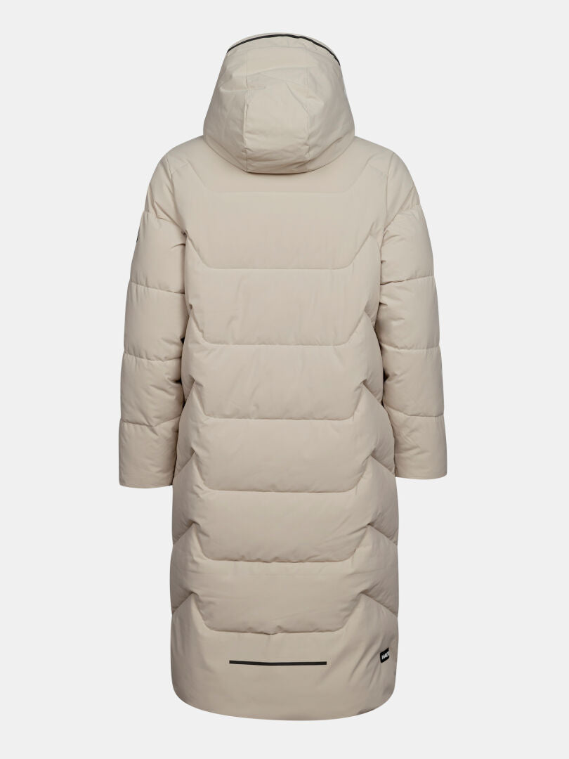 Brahe Puffer Long Winterjacke für Damen von Halti, beige mit Kapuze, doppelte Isolierung, Rückansicht auf weißem Hintergrund.