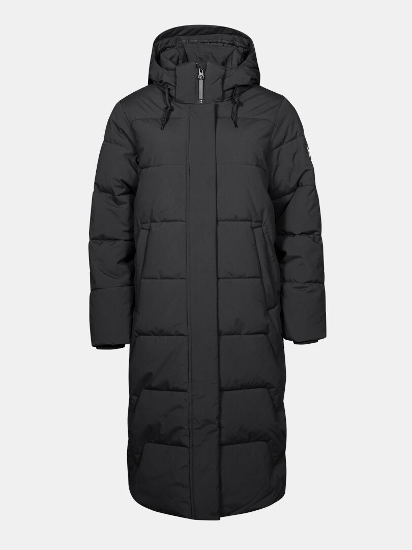 Halti Brahe Puffer Long Winterjacke für Damen, schwarz, mit Kapuze, Frontreißverschluss und horizontaler Steppung auf weißem Hintergrund.
