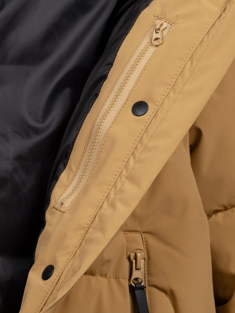 Nahaufnahme der Halti Brahe Puffer Winterjacke Damen, mit schwarzem Futter, Reißverschlusstasche und schwarzen Druckknöpfen.