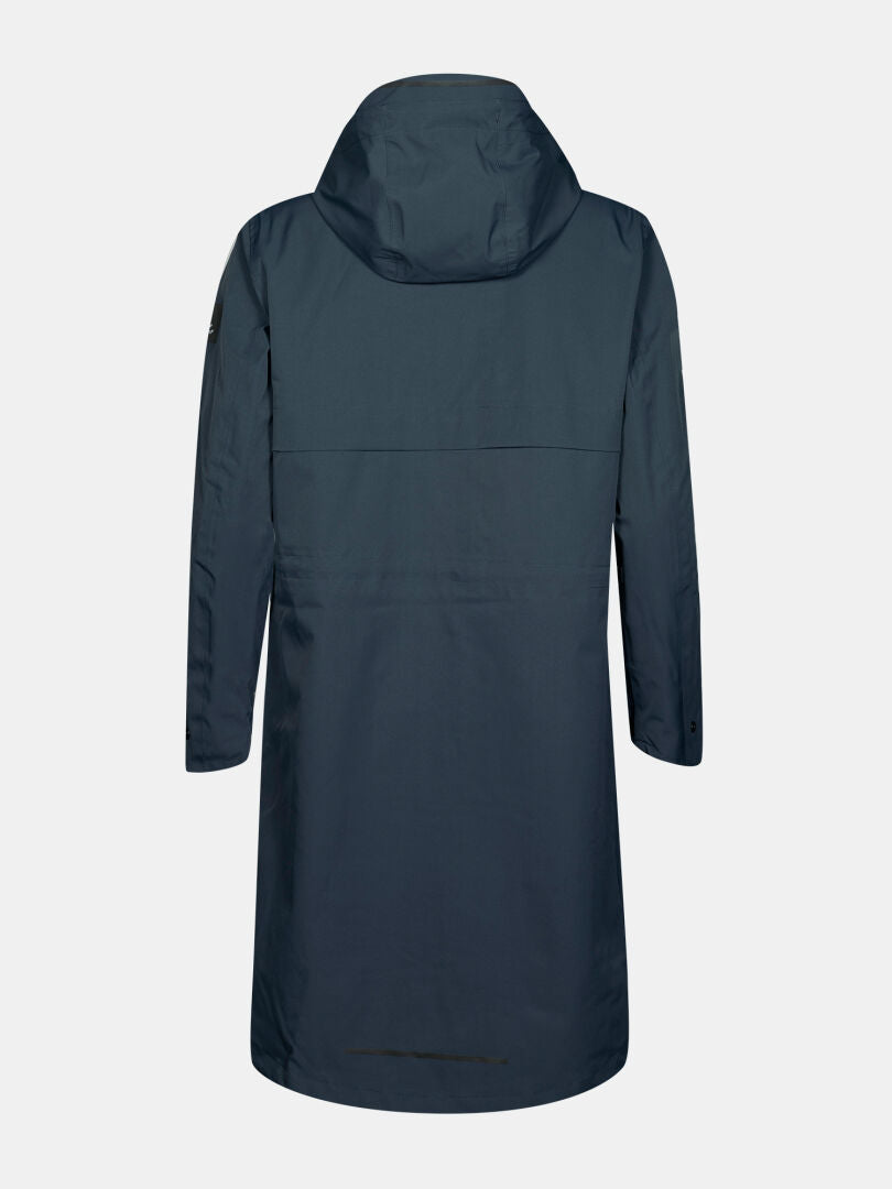 Ein Model trägt den dunkelblauen Halti Tokoi II DX Damen-Parka, der von hinten vor einem schlichten weißen Hintergrund zu sehen ist.