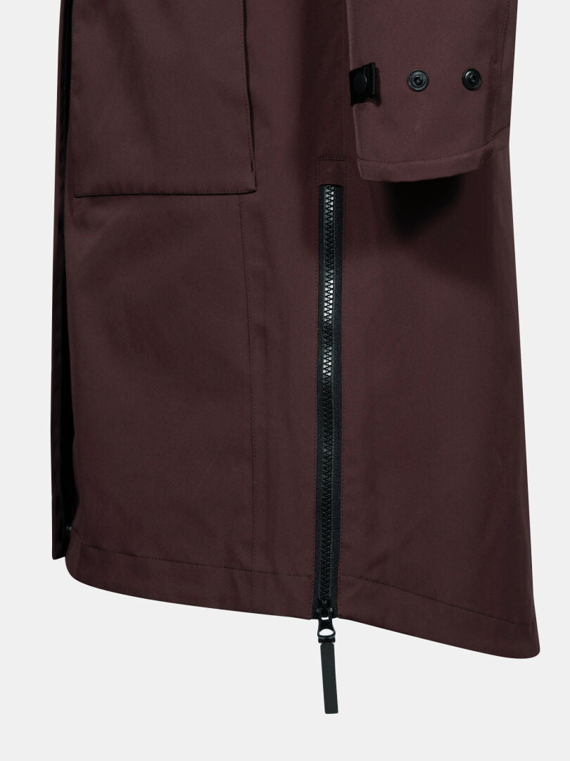 Nahaufnahme der Halti Tokoi II DX Parkajacke Damen in kastanienbraun, mit schwarzem Reißverschluss, Tasche und Ärmeldetails.