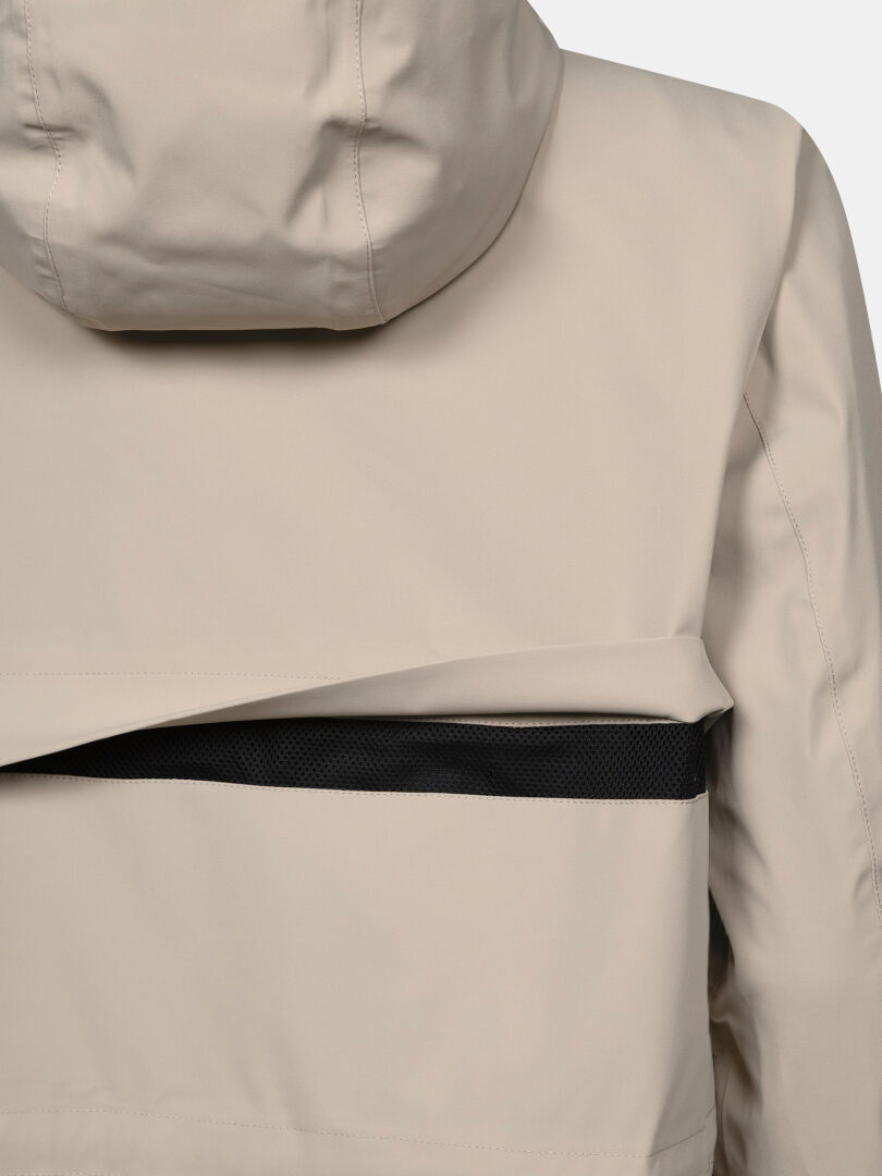 Nahaufnahme des Halti Tokoi II DX Damen-Parkas mit Kapuze und Belüftungsöffnungen aus Mesh, gefertigt aus DrymaxX-Material.