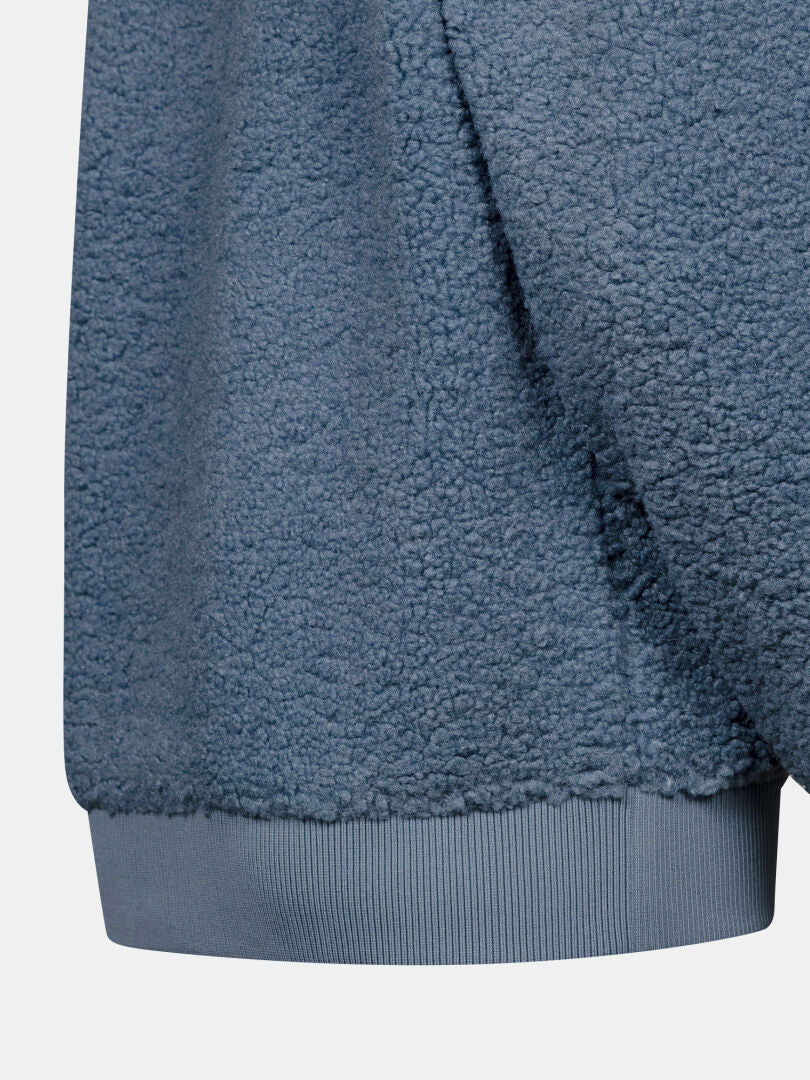 Nahaufnahme der Halti Lykky Fleecejacke für Damen in Blau mit geripptem Saum und weicher Textur – ideal für den Alltag und die Freizeit.