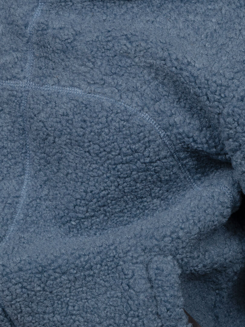Nahaufnahme des blauen Stoffes der Halti Lykky Fleece-Jacke für Damen mit sichtbaren Nähten und einer weichen, plüschartigen Struktur.