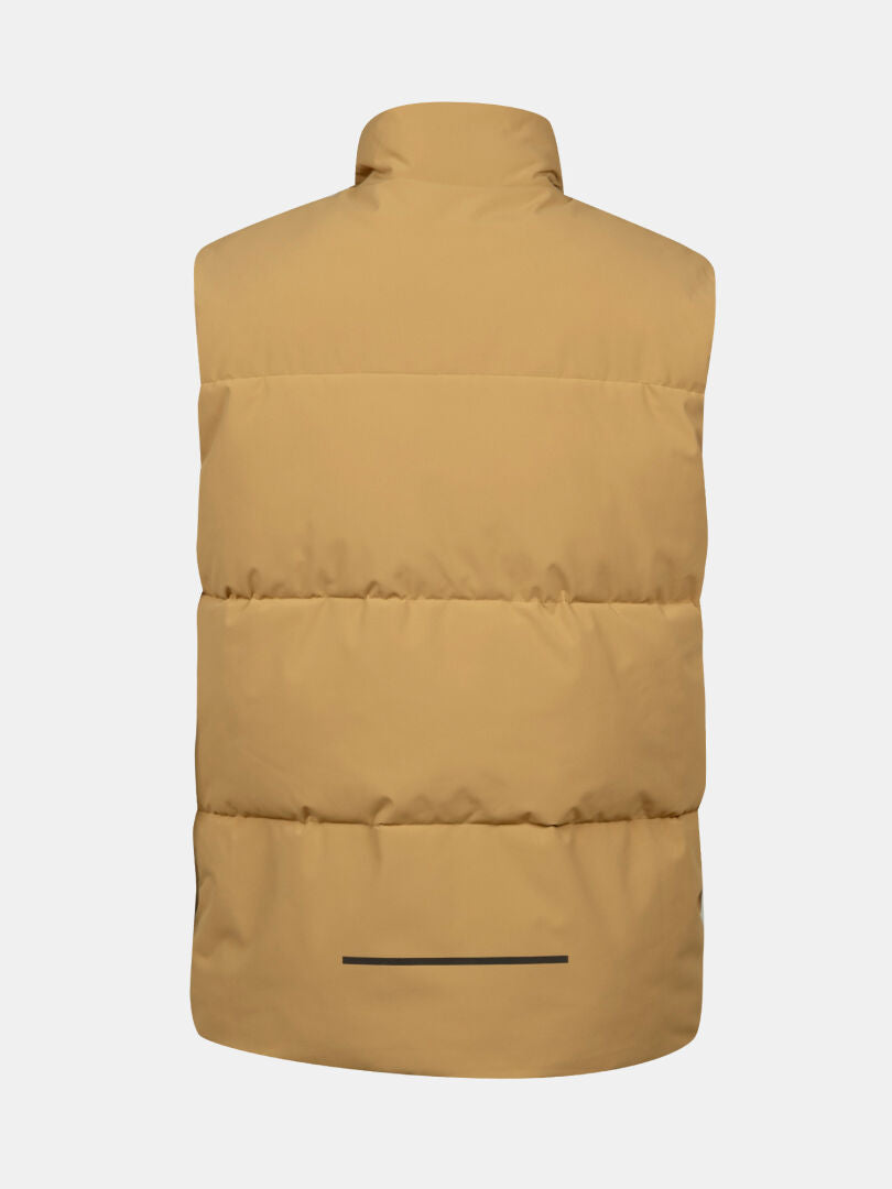 Halti Penger Classic Puffer Weste Herren in Beige aus recyceltem Polyester mit hohem Kragen und Rückentasche.