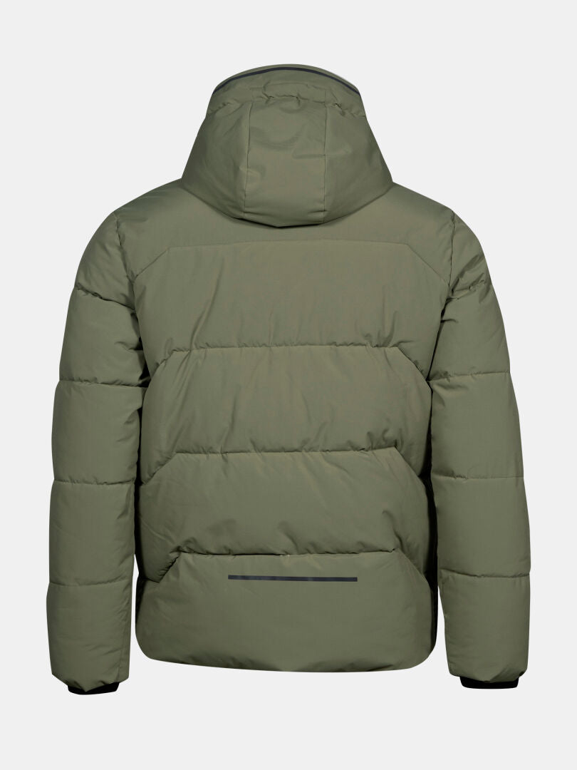 Olive Brahe Puffer Winterjacke Herren von Halti mit Kapuze aus recyceltem Polyester, Rückansicht vor Weiß.