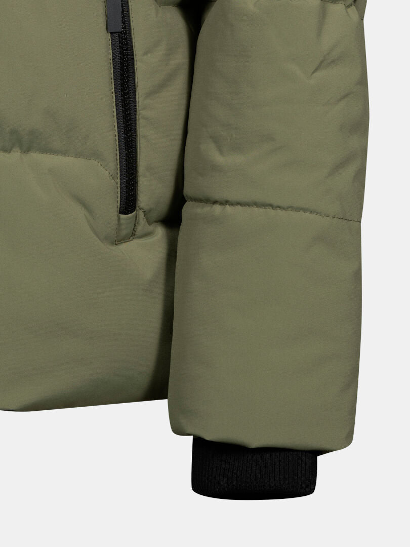 Nahaufnahme einer Halti Brahe Puffer Winterjacke Herren Ärmel in olivgrünem recyceltem Polyester mit schwarzem Reißverschluss und geripptem Bündchen.