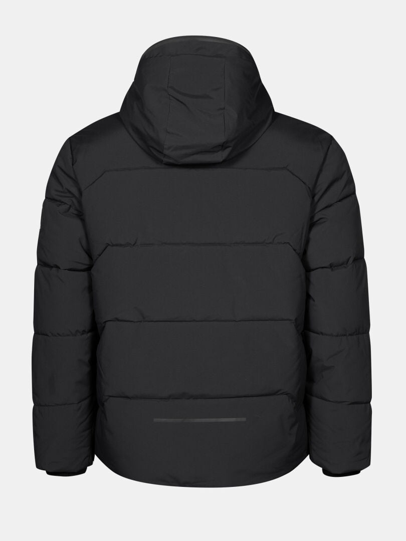 Die Brahe Puffer Winterjacke Herren von Halti, schwarz mit Kapuze, aus recyceltem Polyester, Rückansicht vor Grau.