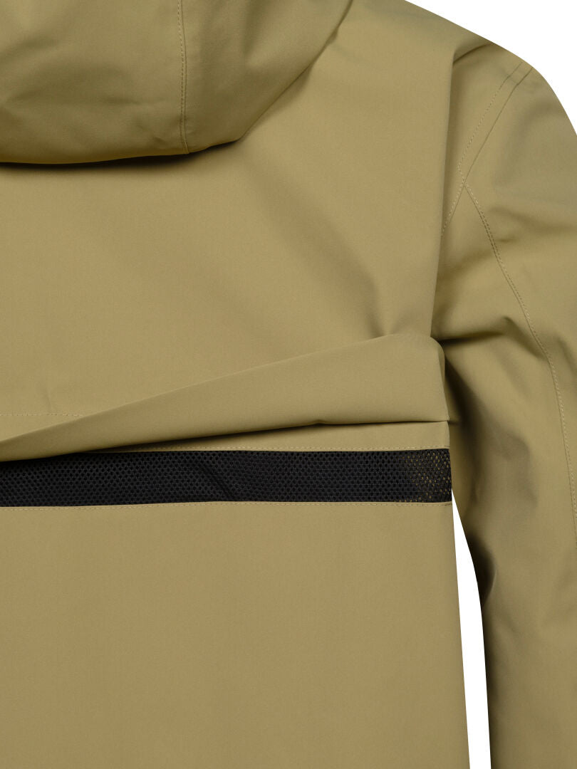 Nahaufnahme des Herren-Parkas „Halti Tokoi II DX“: hellbraun mit einem schwarzen Netzstreifen auf der Rückseite und einer sichtbaren Kapuze.