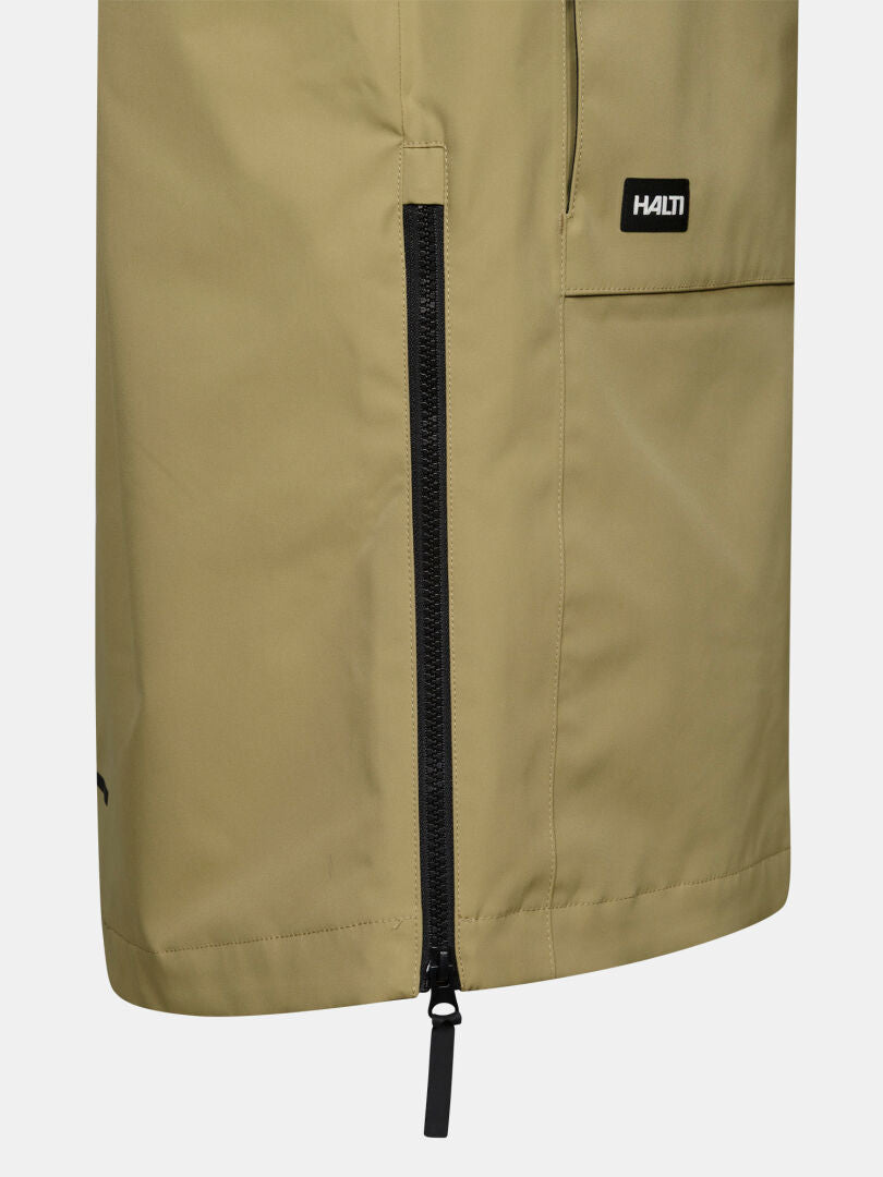 Nahaufnahme der Halti Tokoi II DX Parka-Jacke für Herren in Khaki, mit einem vertikalen schwarzen Reißverschluss und einem Logo-Aufnäher auf der Tasche.