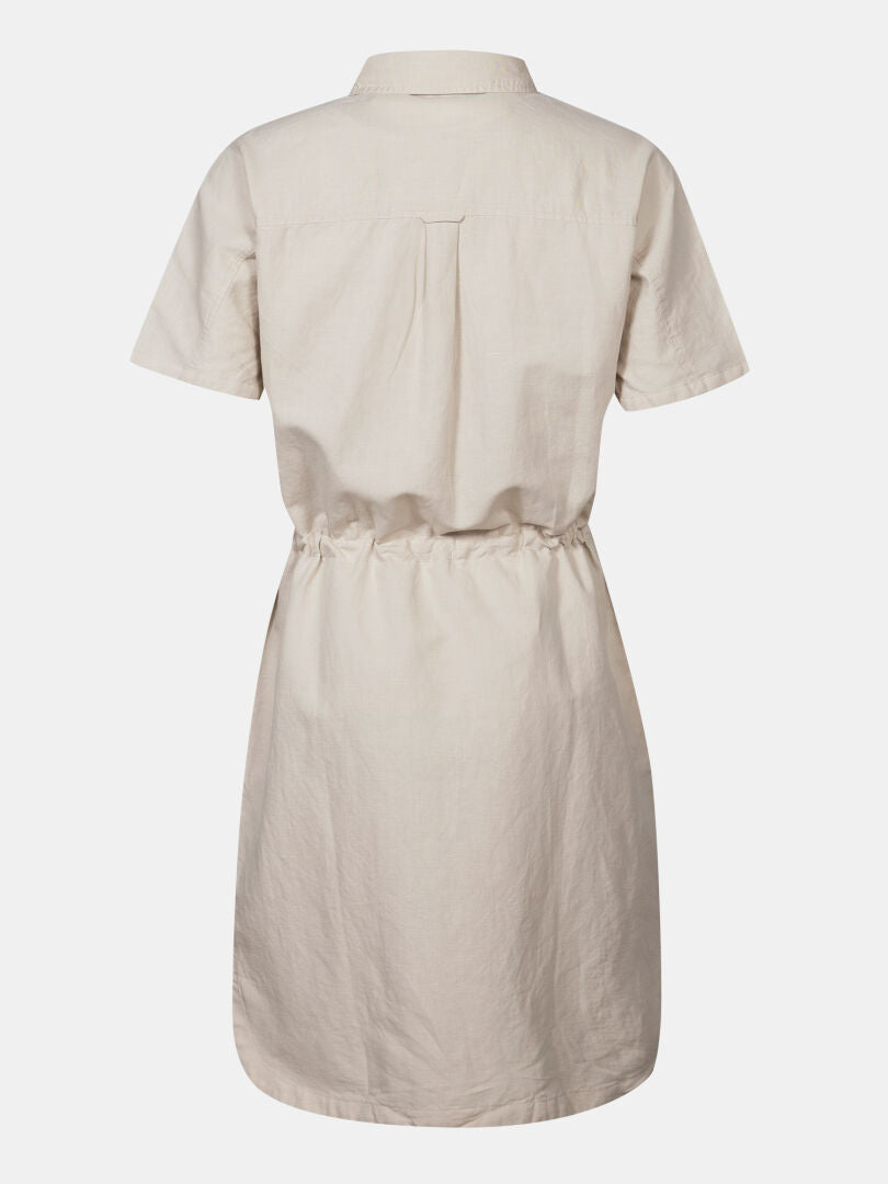 Halti Notsgi Kleid Damen: Beiges Hemdblusenkleid aus Hanf/Bio-Baumwolle mit Kragen, Taillenzug und Rückansicht.