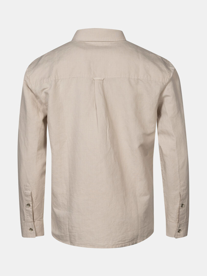 Das Halti Notsgi Langarm Hemd Herren aus Hanf-Bio-Baumwolle in Beige mit Rückenpasse und klassischem Schnitt.