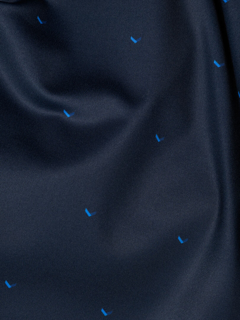 Dunkelblaues Halti Aridi Technisches Poloshirt Herren mit dezentem Glanz und kleinen, atmungsaktiven hellblauen V-Mustern.