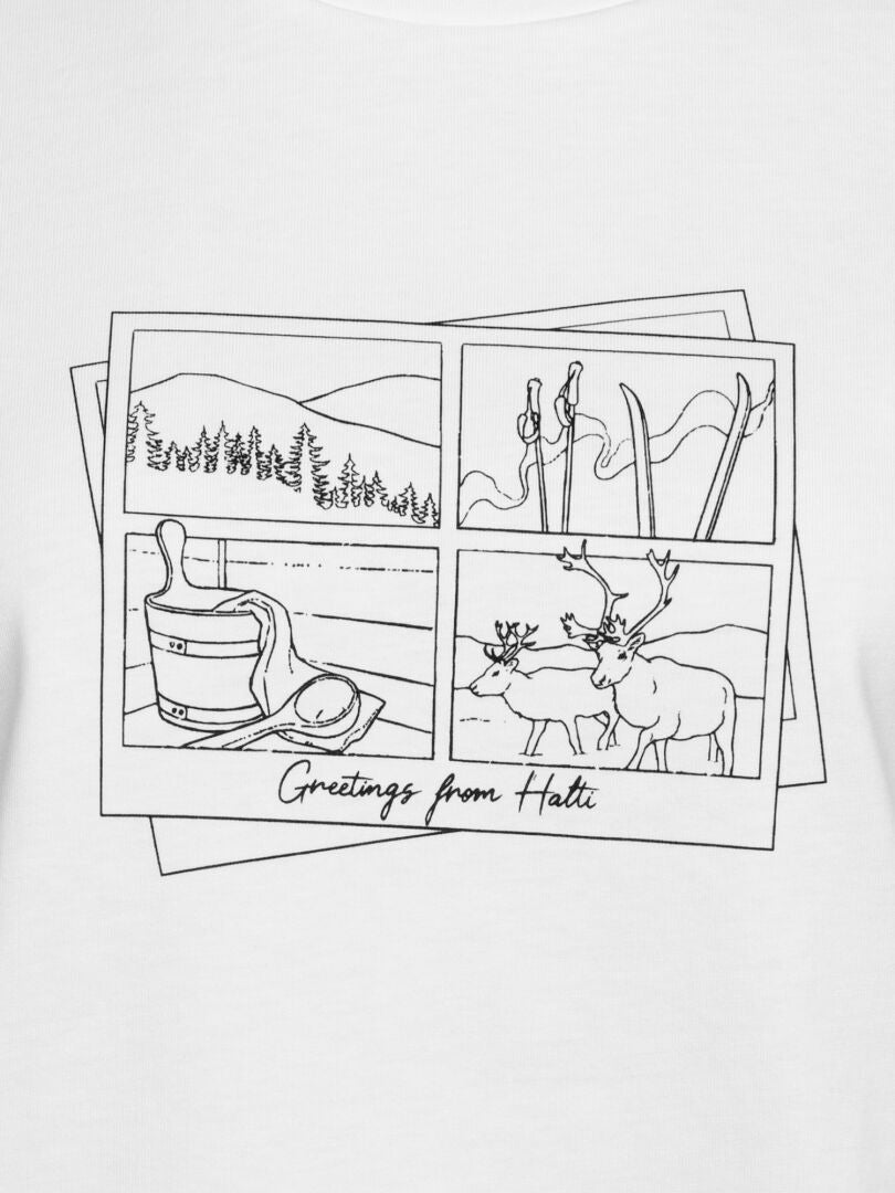 Eine Postkarte mit Bergen, Skiern, einem Saunakübel und Rentieren - perfekt für Ihr Halti Matka II T-Shirt Damen.