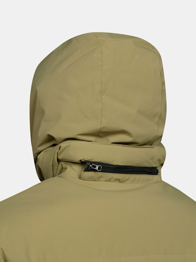Nahaufnahme des hellbraunen Rückenteils des „Halti Brahe Puffer Parka Herren“ mit Doppelisolierung und einem horizontalen Reißverschluss am Kragen.