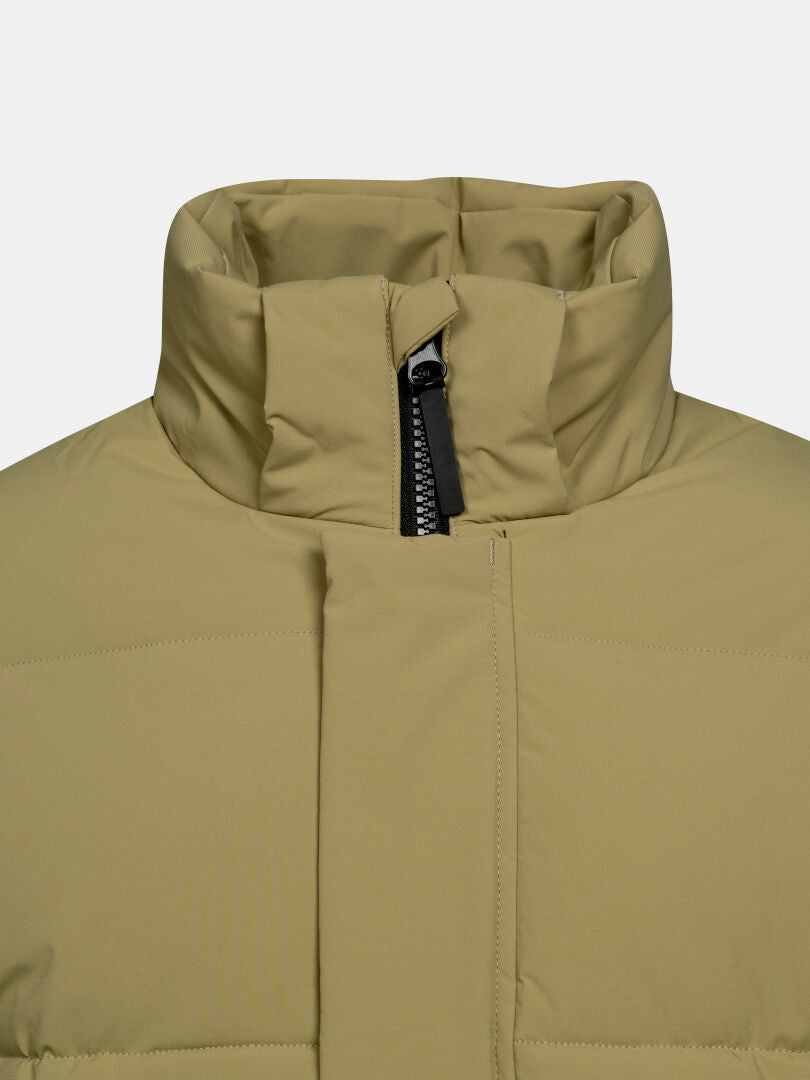 Nahaufnahme des „Halti Brahe Puffer Parka Herren“ in Helloliv mit schwarzem Reißverschluss, teilweise geschlossen, mit sichtbarer Doppelisolierung.