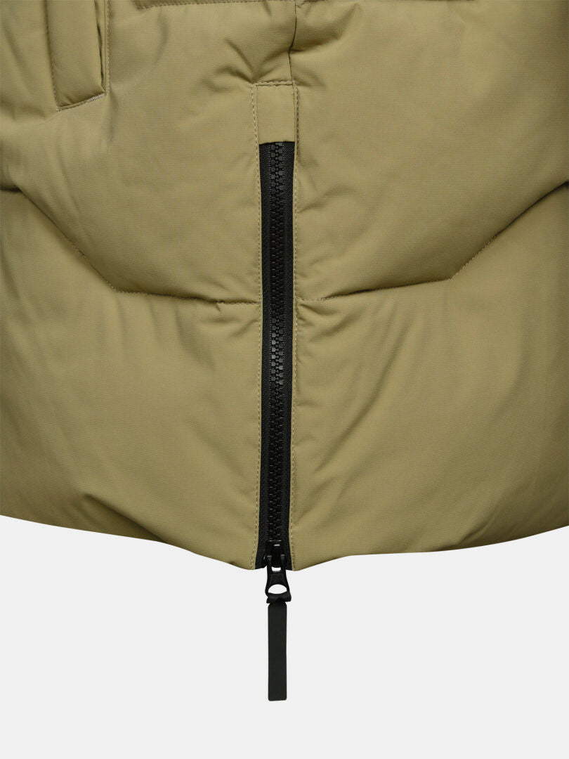 Nahaufnahme eines schwarzen Reißverschlusses auf dem hellolivgrünen, gesteppten „Brahe Puffer Parka Herren“-Stoff von Halti.
