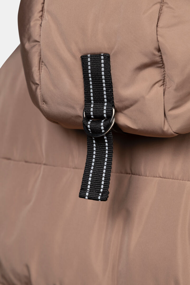 Nahaufnahme des braunen, wattierten Stoffes des „Halti Leinikko Puffer Parka Damen“ mit schwarzem Riemen, weißen Nähten und Metallring.