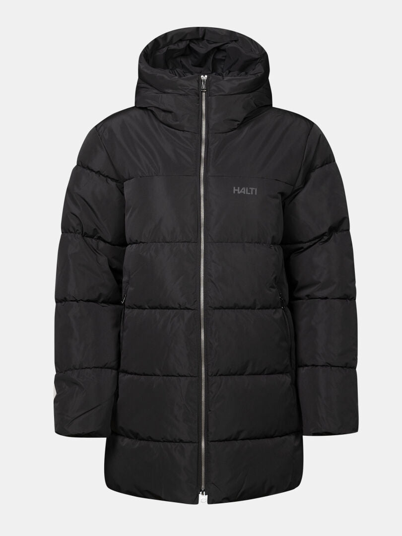 Der Halti Leinikko Puffer Parka für Damen ist schwarz, knielang, gefüttert, mit Kapuze und einem Logo auf der linken Brustseite.