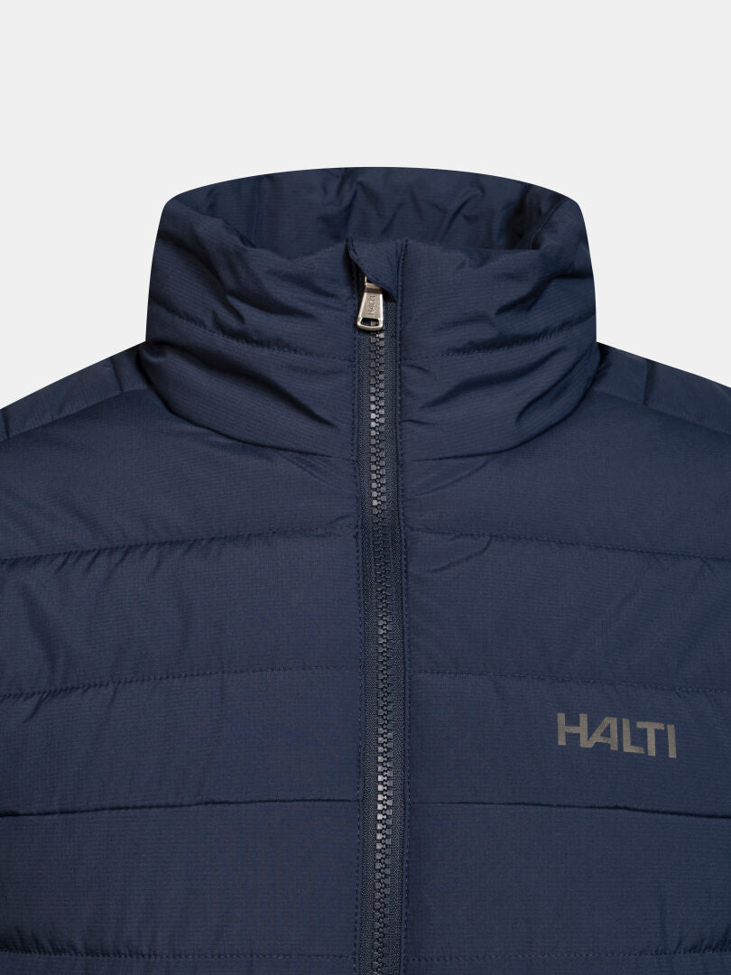 Nahaufnahme der gepolsterten Halti Rehia Herrenjacke in Marineblau mit Reißverschluss und Halti-Logo auf der linken Brustseite.