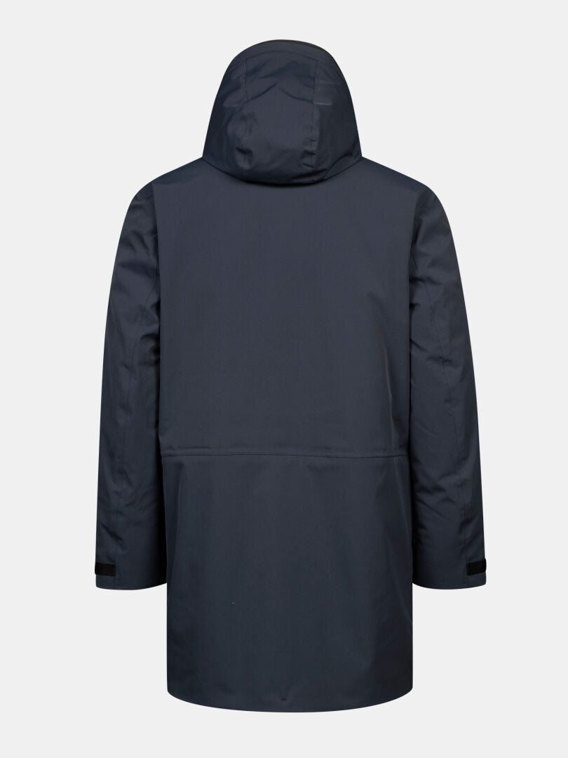 Ein Mann trägt den Halti Kallio DX Parka in Dunkelblau, der hier von hinten vor einem einfarbigen hellen Hintergrund zu sehen ist.