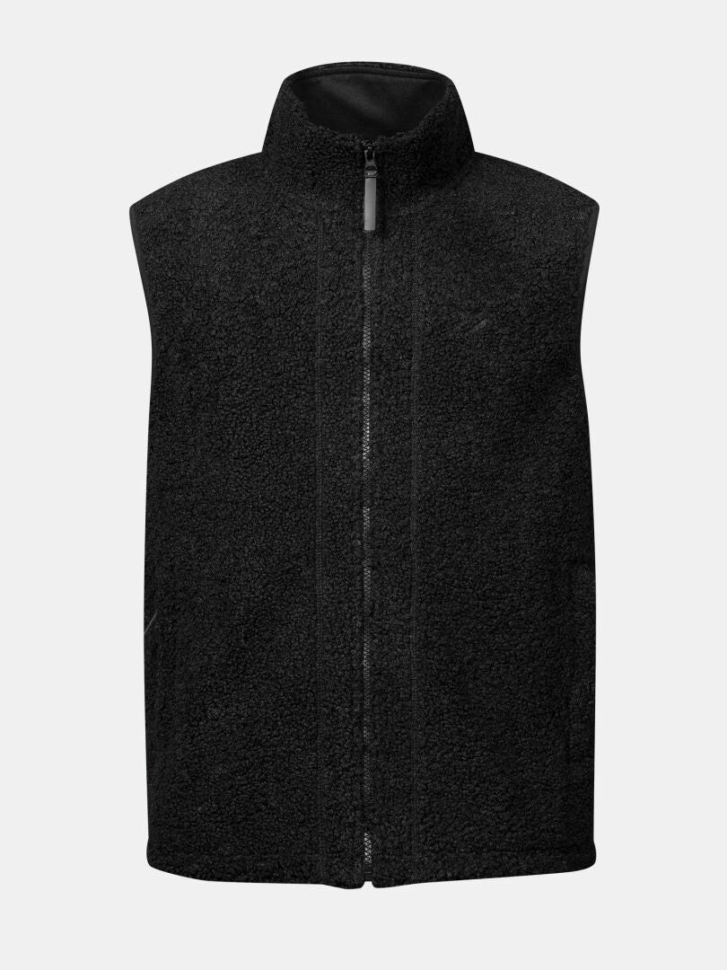 Halti Lykky Fleece-Weste Unisex: schwarz, recyceltes Polyester, durchgehender Reißverschluss, hoher Kragen, ärmellos. Einfarbiger Hintergrund.