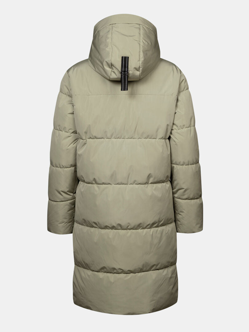 Halti Sammal II Plus: langer, hellolivgrüner Daunenmantel mit Kapuze und Microtherm® Thermofill-Füllung.