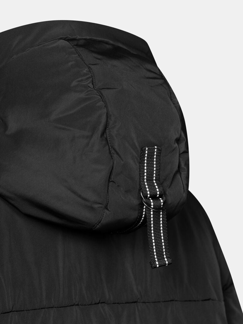 Nahaufnahme des „Halti Sammal II Isolationsparka Damen Plus“ mit Thermofill-Isolierung und einem Riemen mit weißen Ziernähten.