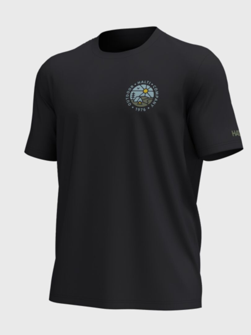 Halti Vehka Unisex-T-Shirt: Schwarz, kurzärmelig, aus Bio-Baumwolle, mit Motiv auf der Brust und Schriftzug auf dem linken Ärmel.