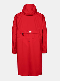 Die Halti Coach Jacke, eine rote, wasserdichte Kapuzenjacke mit dem weißen Schriftzug "HALTI" auf dem Rücken, abgebildet auf einem einfarbigen Hintergrund.