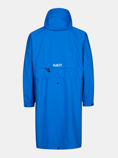 Die Halti Coach Jacke ist eine lange, blaue, wasserdichte Regenjacke mit einer Kapuze und dem Schriftzug "HALTI" in Weiß auf dem Rücken.