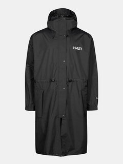 Die Halti Coach Jacke ist eine lange schwarze wasserdichte Regenjacke mit Kapuze, Knöpfen vorne, Taschen und weißem Halti Logo.