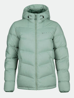 Halti Versant Daunenjacke Damen in Hellgrün mit Kapuze, Frontreißverschluss und dezentem Brustbranding auf einfarbigem Hintergrund.