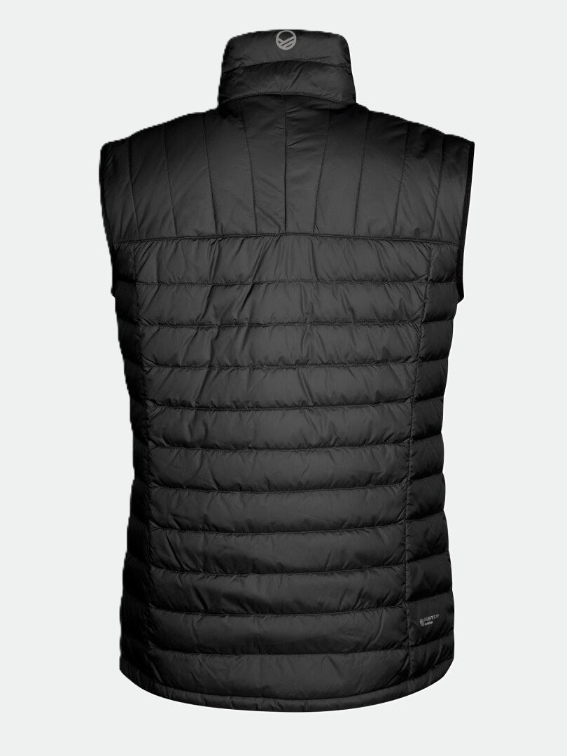 Die Halti Evolve Lite Daunenweste Herren in Schwarz zeichnet sich durch gesteppte Nähte, einen hohen Kragen und recycelte Materialien aus.