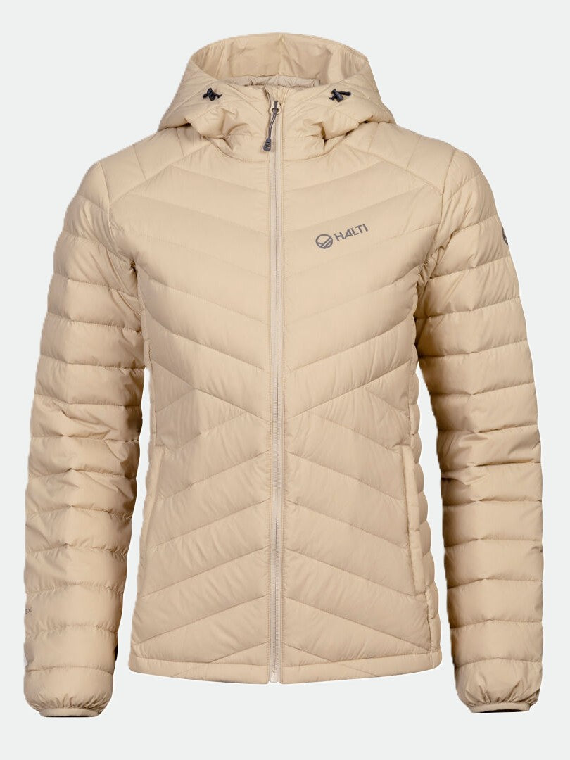 Halti Huippu Daunenjacke Damen: Beige, leicht, mit Kapuze, Pertex Quantum Ripstop und Logo auf der Brust.