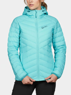 Eine Frau trägt die Halti Huippu Daunenjacke Damen mit Kapuze, hergestellt aus Pertex Quantum Ripstop, vor einem hellen Hintergrund.