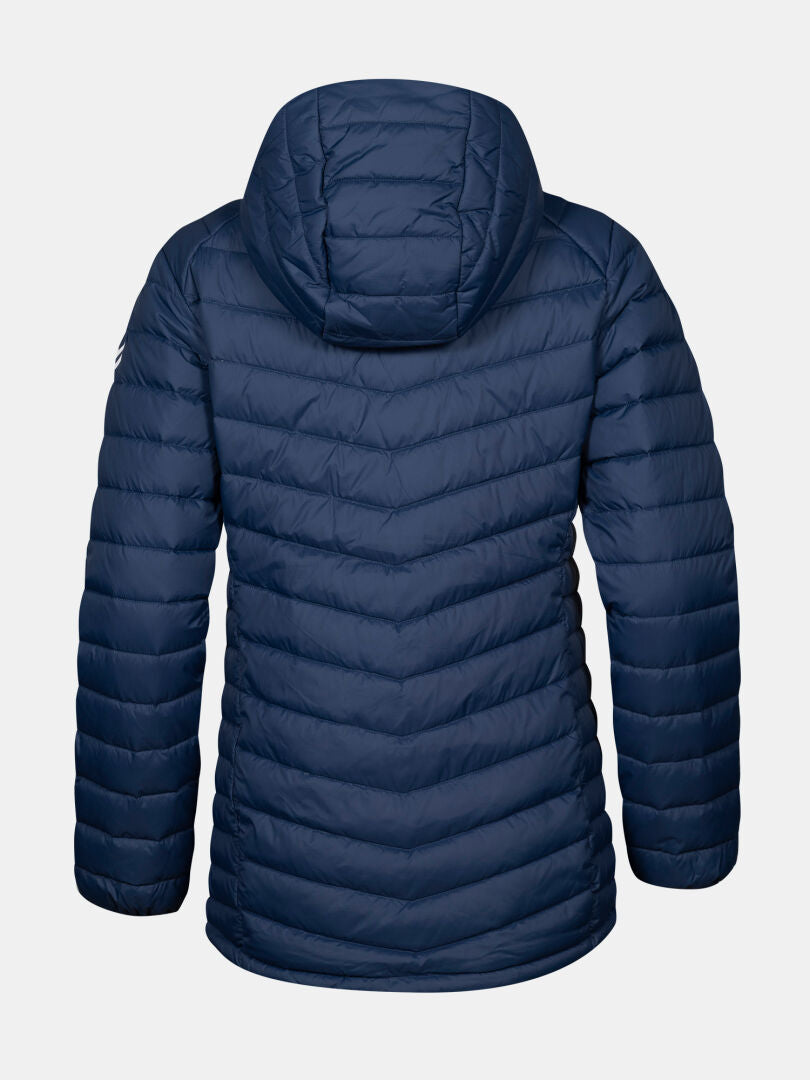 Die Halti Huippu Mid Daunenjacke Damen in navy, mit Kapuze, von hinten gesehen, ideal für Outdoor-Aktivitäten.