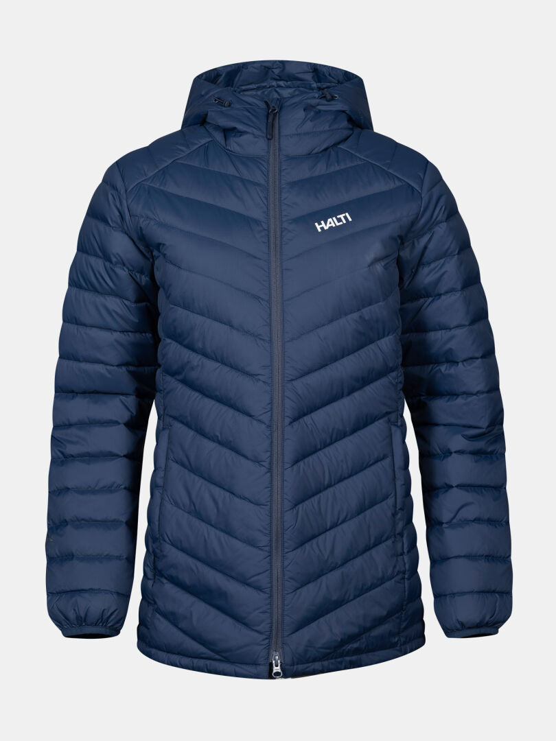 Die Halti Huippu Mid Daunenjacke Damen ist eine navyblaue Kapuzenjacke mit Frontreißverschluss und Logo auf der linken Brust.
