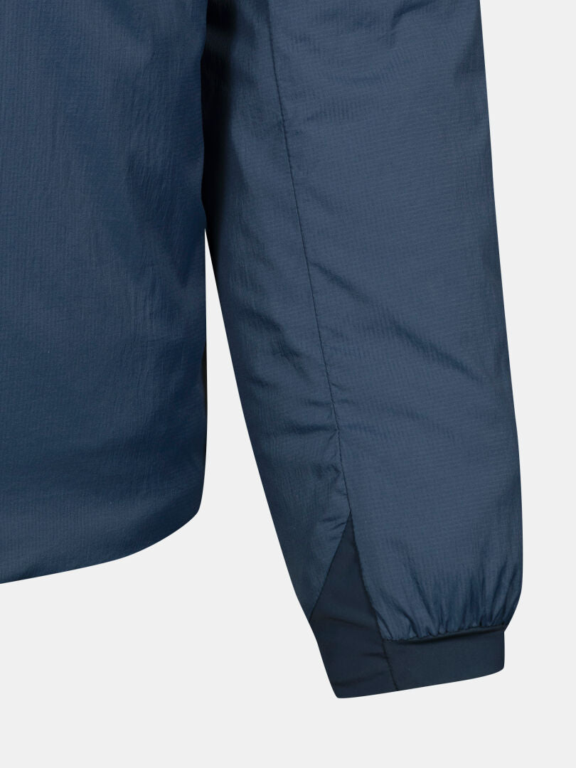 Nahaufnahme der Halti Haave Insulation Primaloft Jacke Herren in blau, mit elastischem Bündchen und Ärmelsaum.