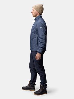 Mann mit hellbrauner Mütze, Halti Haave Insulation Primaloft Jacke Herren und schwarzen Stiefeln - perfekt für Outdoor-Aktivitäten.