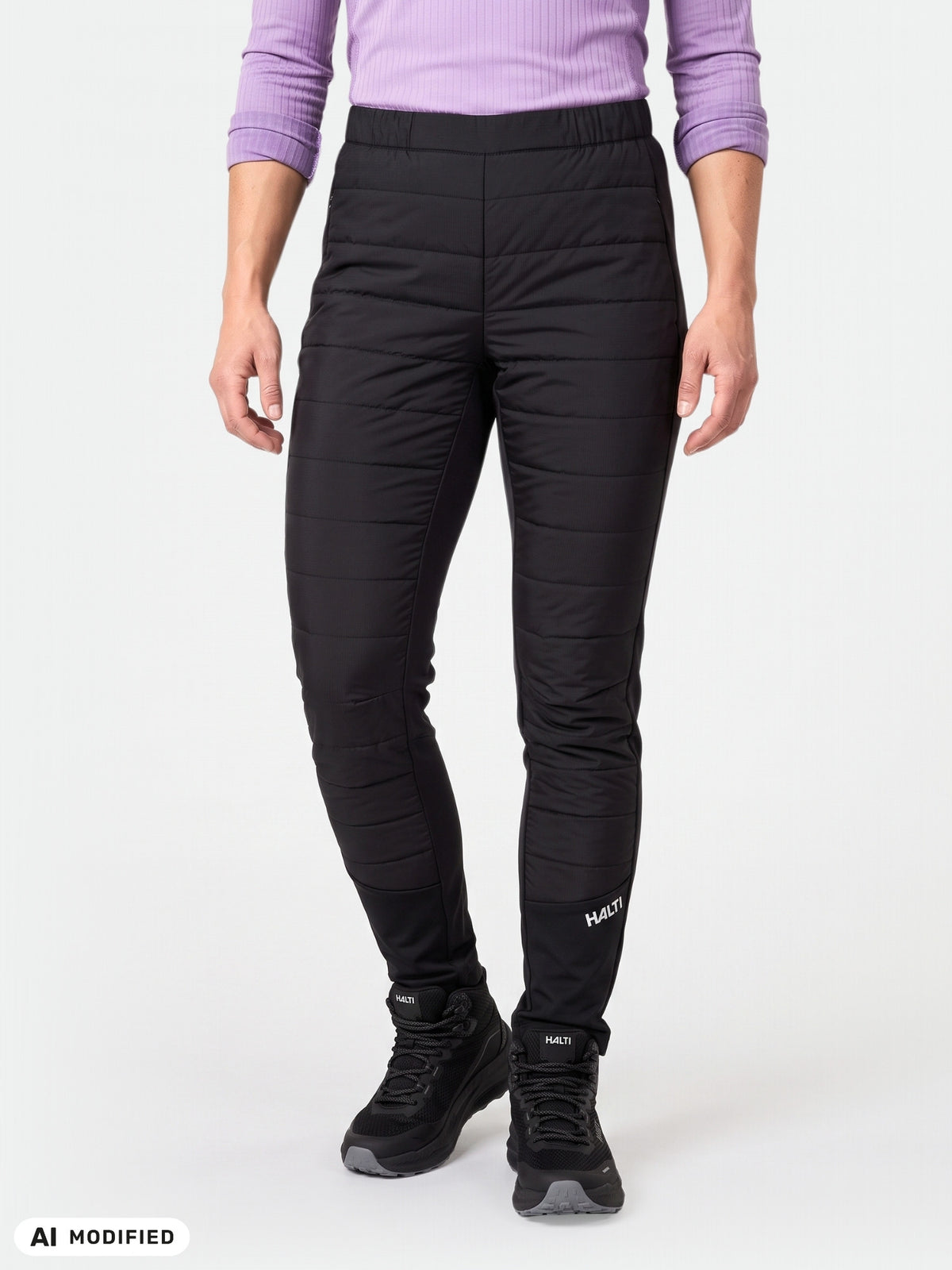 Person in hellviolettem Oberteil, schwarzer Hose und Halti Valimo Hybrid Insulation Hosen – perfekt für Outdoor-Aktivitäten.
