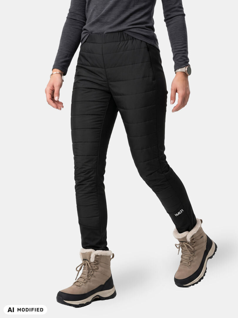Die Halti Valimo Hybrid Insulation Hosen für Damen lassen sich gut mit beigen Stiefeln und einem dunklen Oberteil kombinieren.