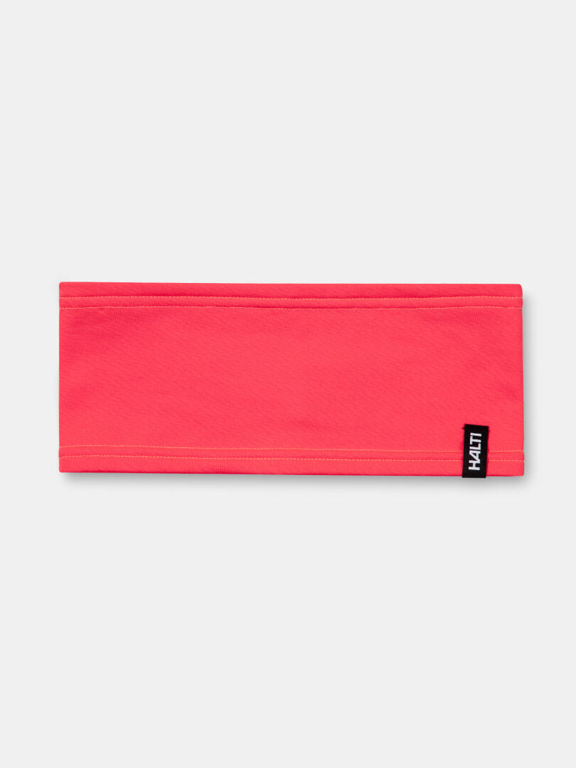Das Loiva Band von Halti ist ein flaches, hellrosa Stirnband aus recyceltem Polyester mit einem kleinen Logoanhänger.