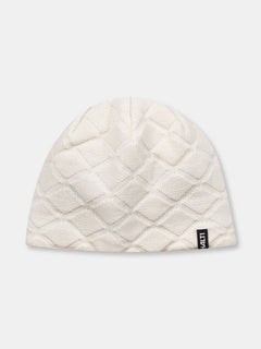 Weiße Crostie Merino Mütze von Halti mit einem Rautensteppmuster und einem kleinen schwarzen Anhänger am unteren Rand.