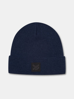 Die Halti Vataja Mütze ist eine marineblaue Strickmütze mit umgeschlagener Krempe und schwarzem, rechteckigem Aufnäher.